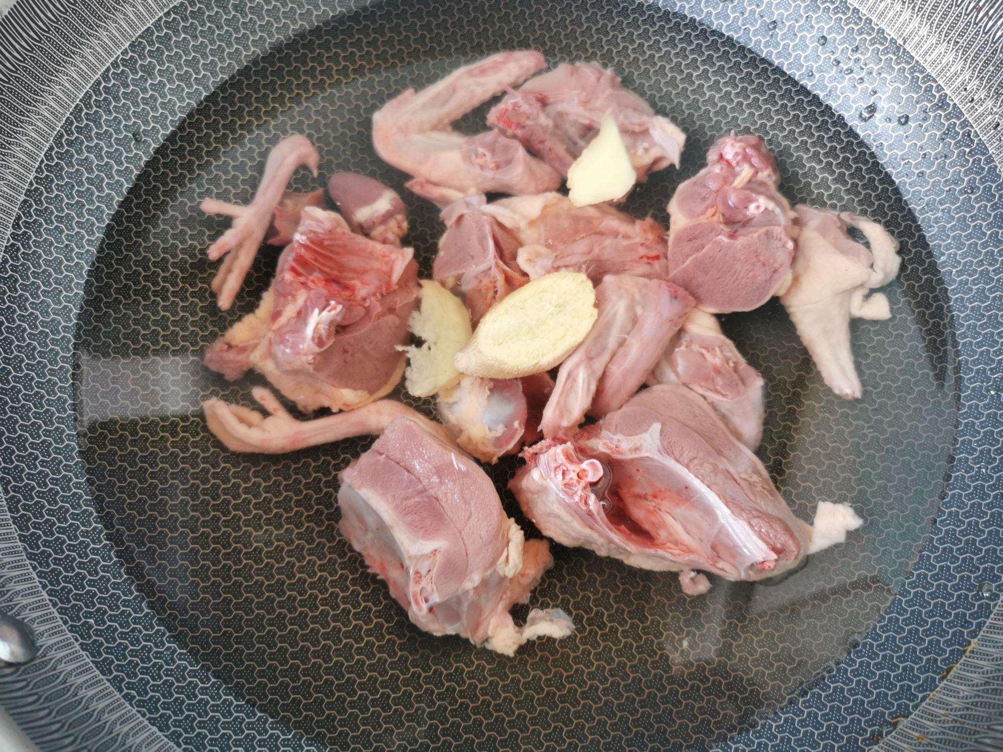 俗话说“一鸽顶九鸡”冬天手脚冰凉的，做这道鸽子汤，营养又暖和