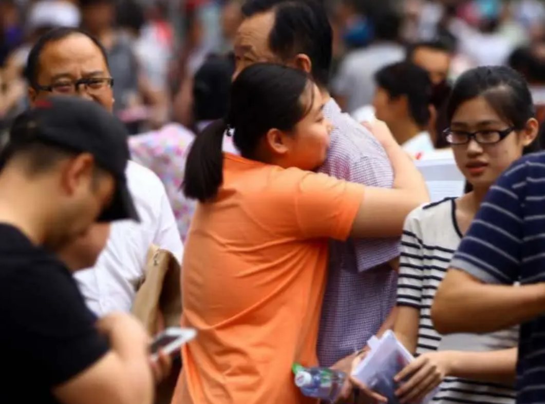 高考当天，家长是否有必要“全程陪同”？聪明的家长知道怎么做