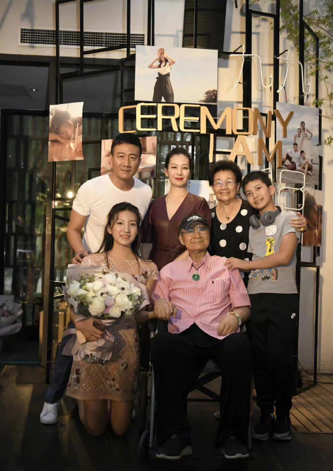 他是胡军的父亲，我国著名歌唱家，打过仗，留过洋，娶了个好媳妇