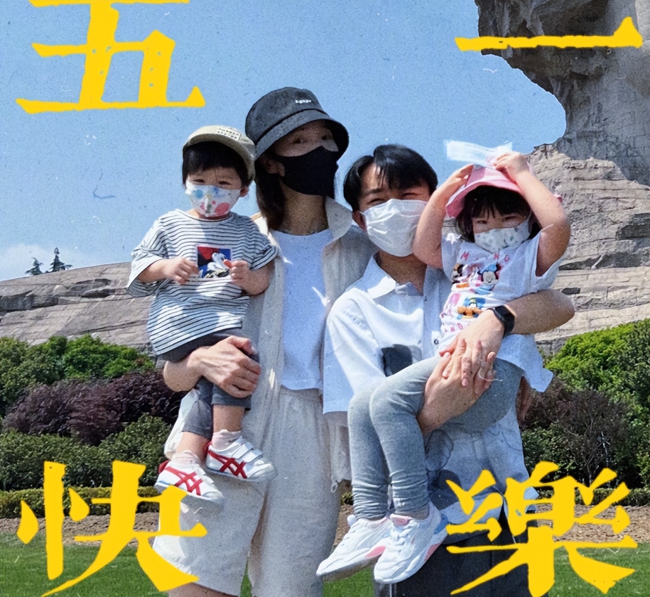 王祖蓝夫妇带娃出游，一人抱一娃大秀幸福，俩女儿个头猛蹿像妈妈