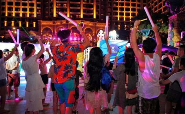 高三学生带着试卷去“酒吧”，蹦迪学习两不误？评论区乱作一团