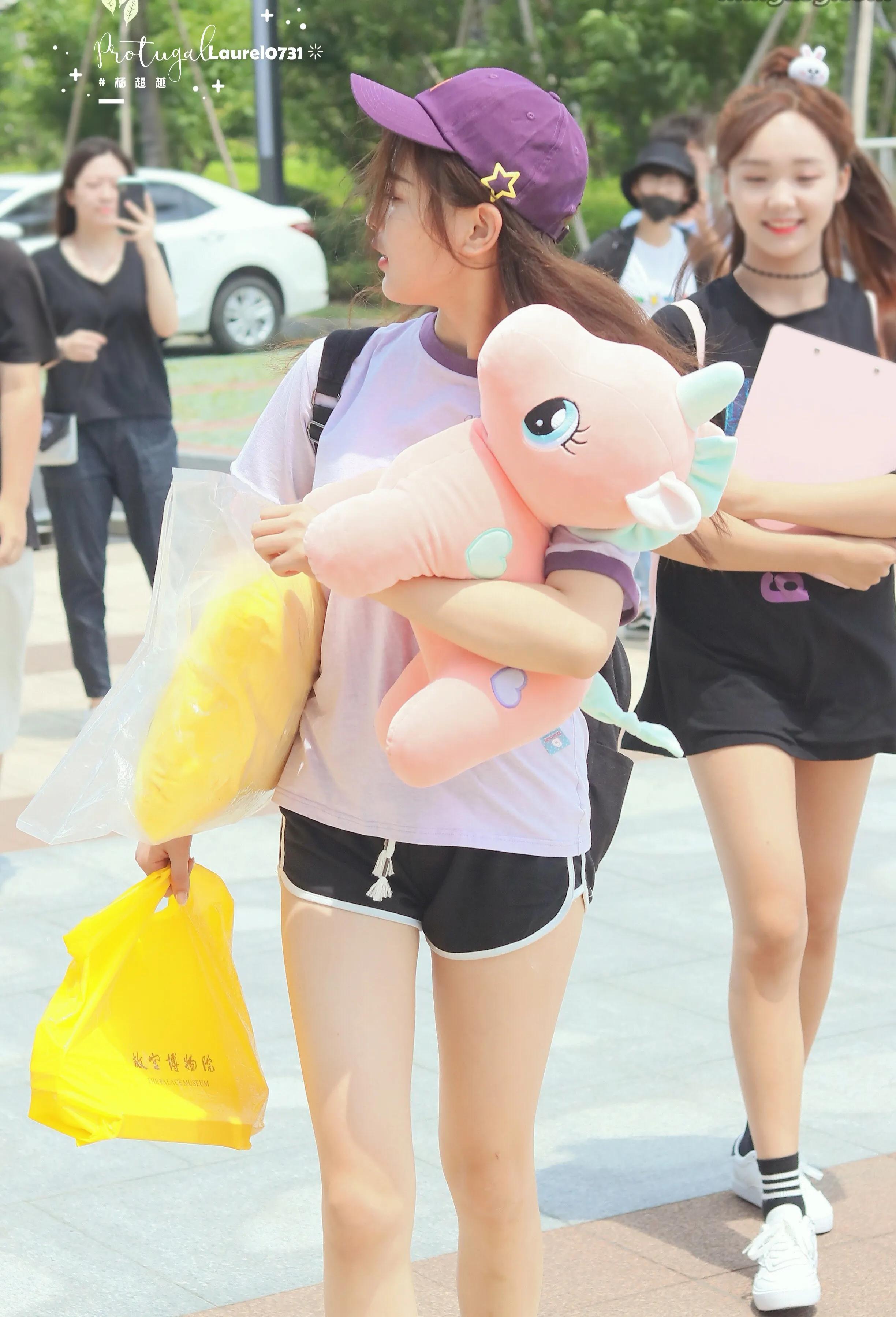 杨超越灰白色短袖T搭配黑色短裤，元气少女