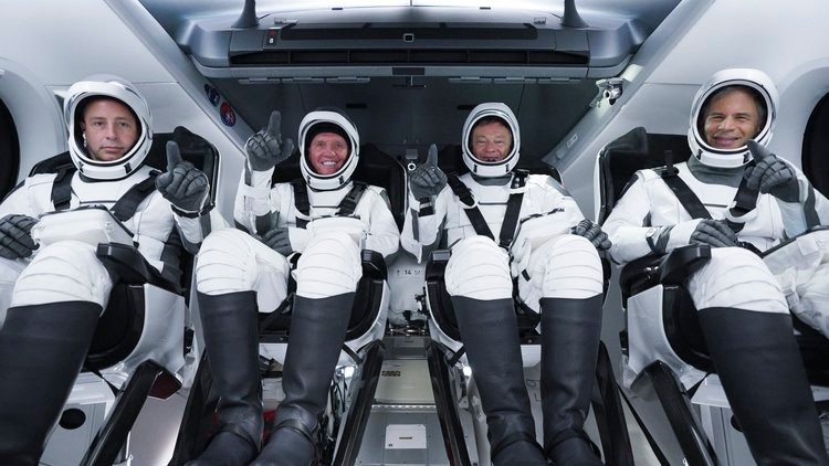 成功对接！一张座3.5亿元，4名私人宇航员抵国际空间站，最大71岁
