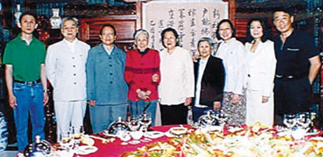 王光美晚年生活充实，组织毛主席刘少奇后人相聚，唯有两事放不下