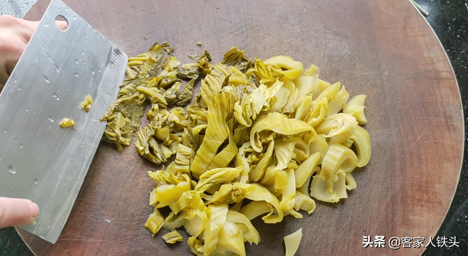 过年肥肠别卤着吃，教你广东有名吃法，一次2斤，比大鱼大肉抢手