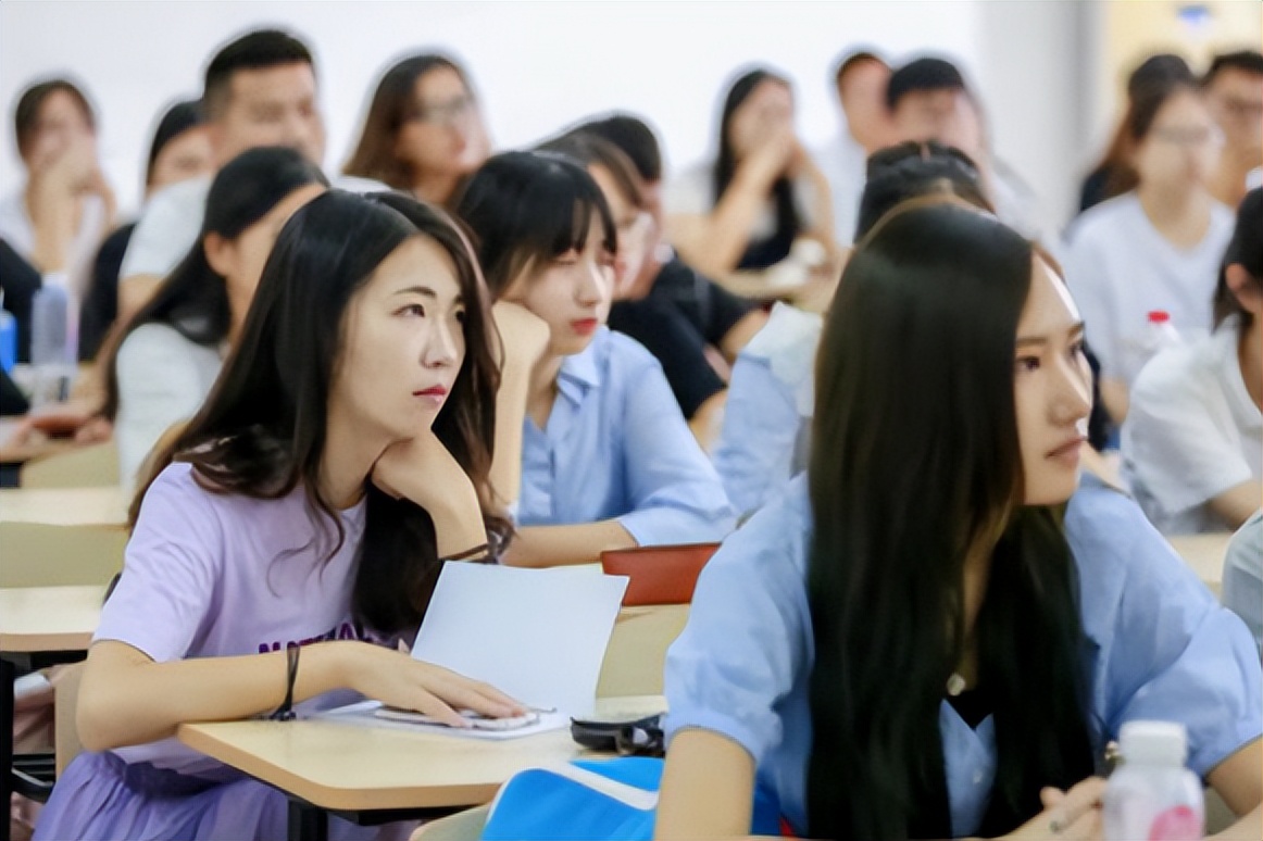 网传公务员将面临降薪，还要停发年终奖？3类岗位或成大学生新宠