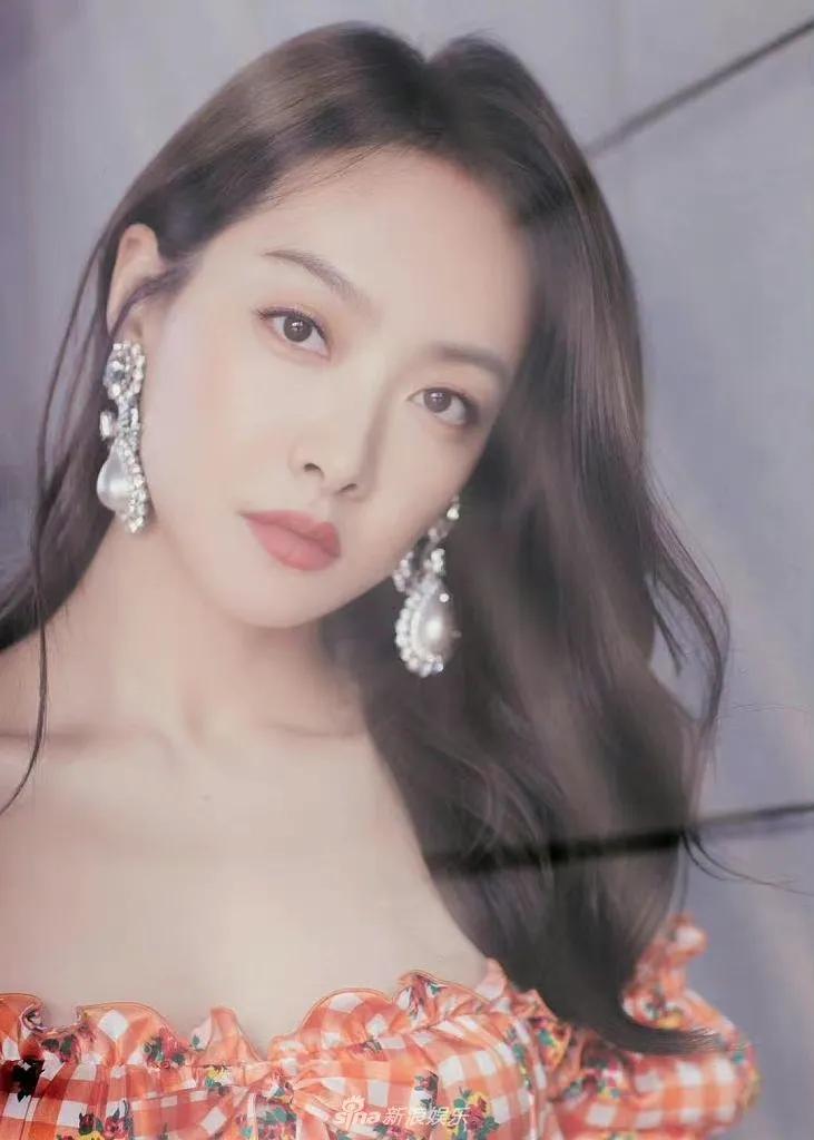 宋茜田园风抹胸花裙尽显温柔气质