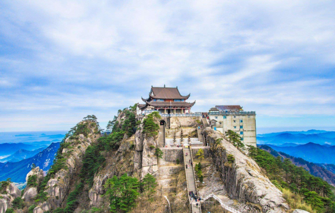 九華山,中國四大佛教名山之一,全國重點寺廟9座