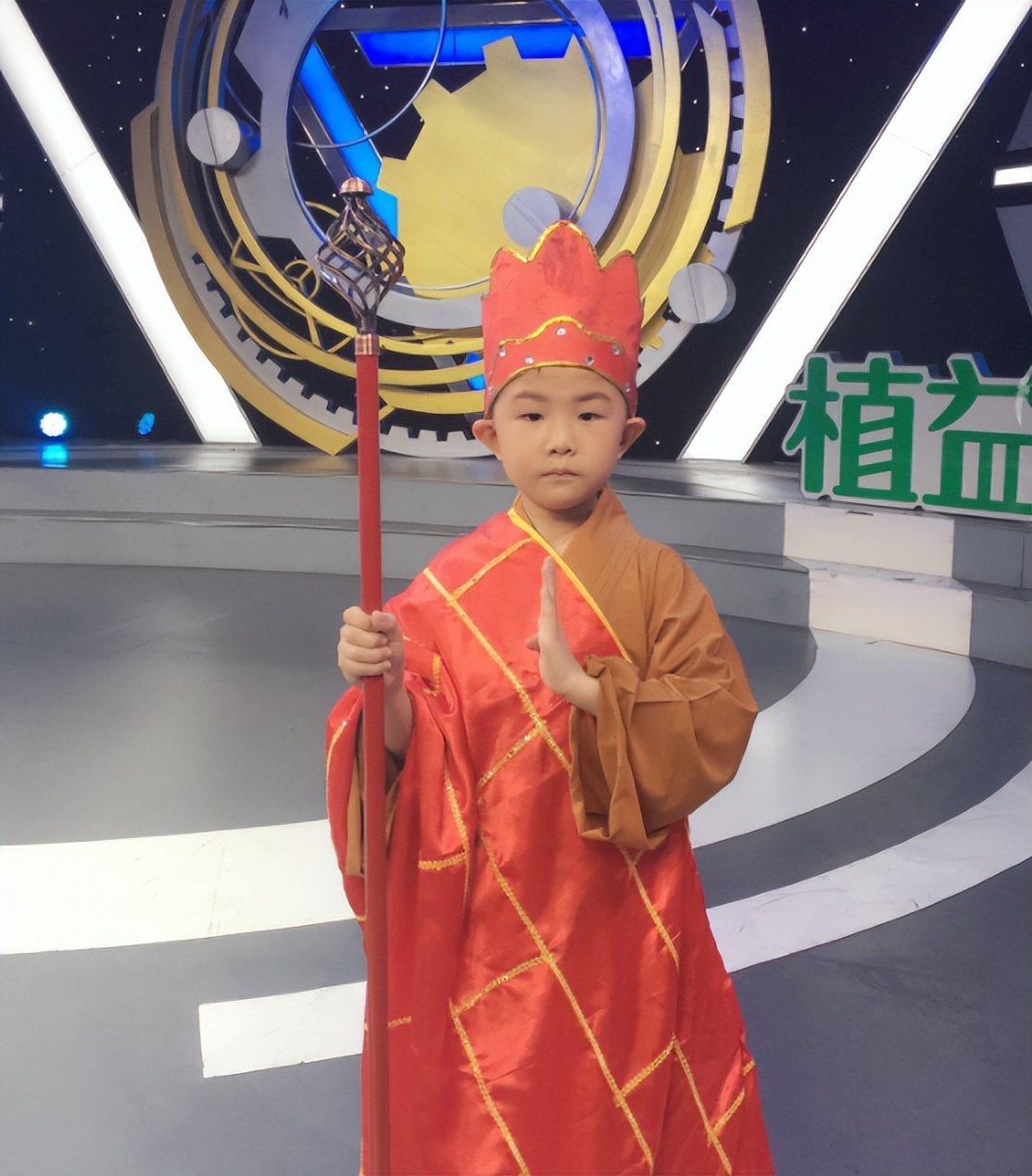 现在,张峻豪还在念小学5年级,他在娱乐圈的道路已经走了好久,可是属于