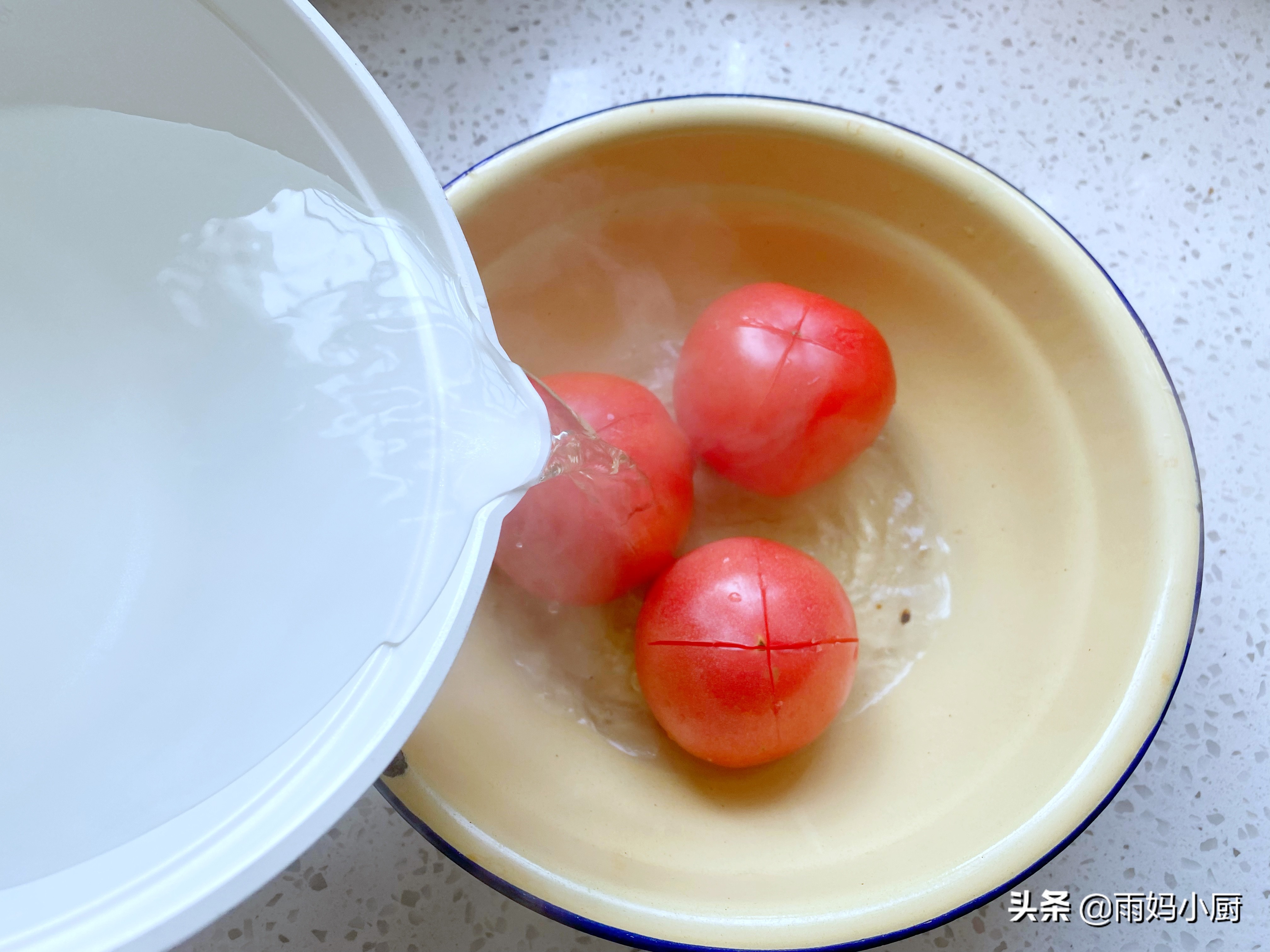 西红柿炖牛肉怎么做才能软烂又好吃？教你经典家常做法，营养美味