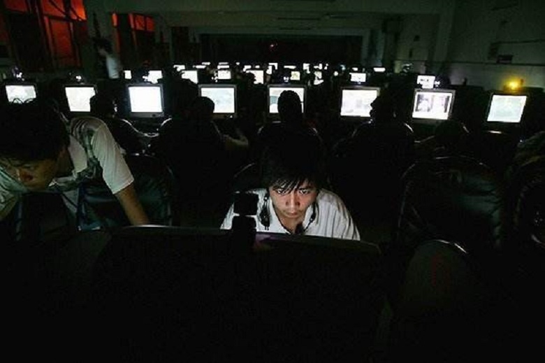 2011年大学生嗜游戏如命，沉溺网吧10年不成人形，归家5天后惨死