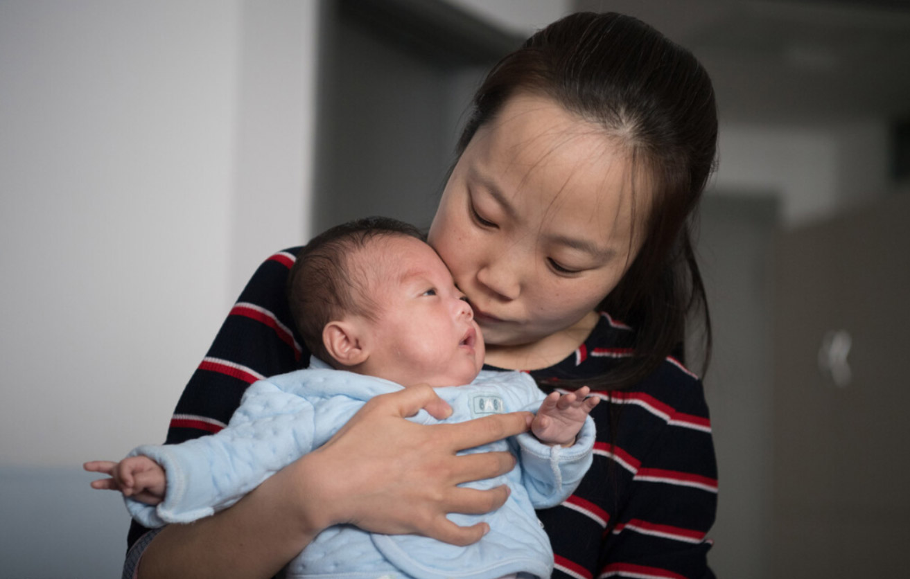 出生婴儿饿了大哭视频（不管真哭假哭）