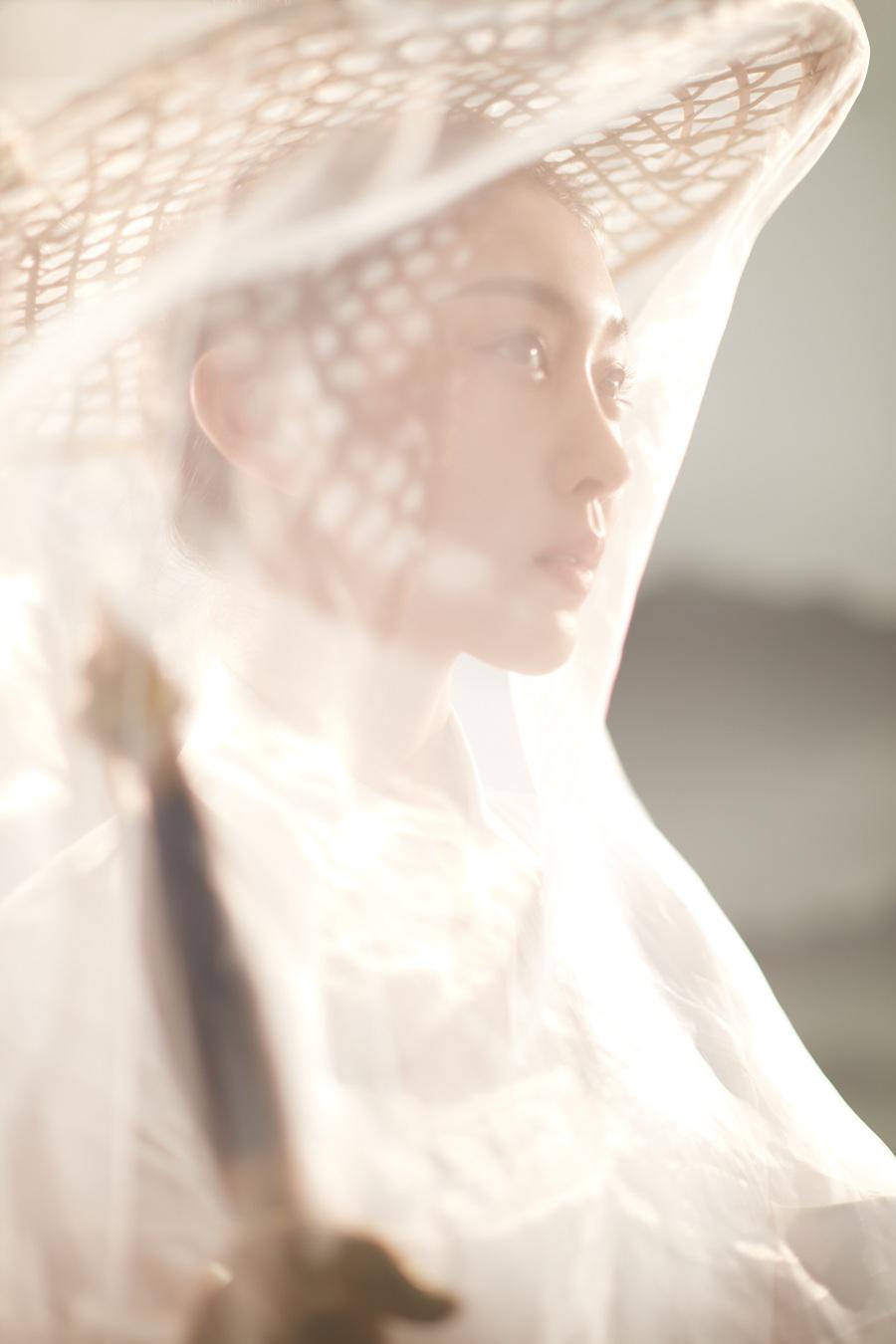 宣璐头戴轻纱斗笠身着白色长裙手拿折扇古风