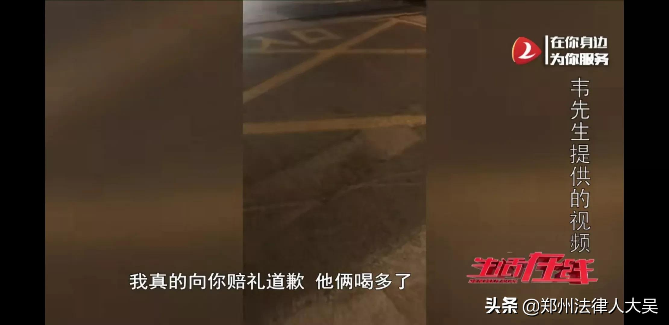 青岛网约车司机提醒系安全带被群殴报警，女乘客道歉不成当街脱衣