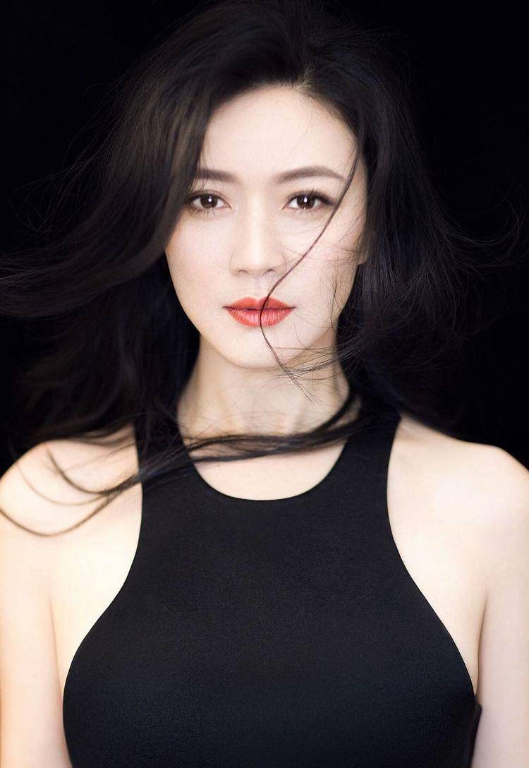 她曾是演艺圈的新星，事业当红未婚先孕，独自艰难带娃惹人怜