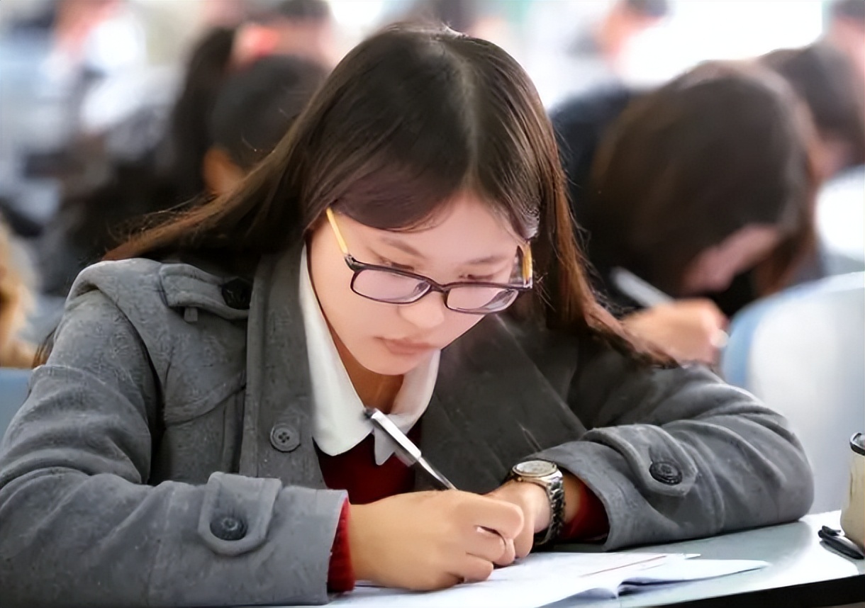 在校大学生迎来新消息，大学就是玩的日子到头了，大学生感到担忧