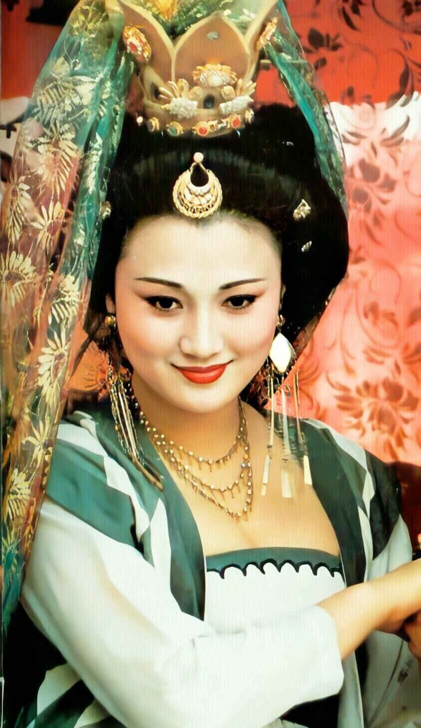 以前的宫廷剧真的很好看！现在有的宫廷剧拍得像皇帝要破产一样