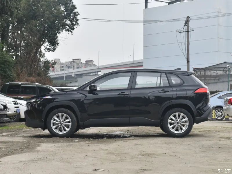 卡罗拉锐放：2.0L、最低配都有主动刹车、车道保持，这车才十多万