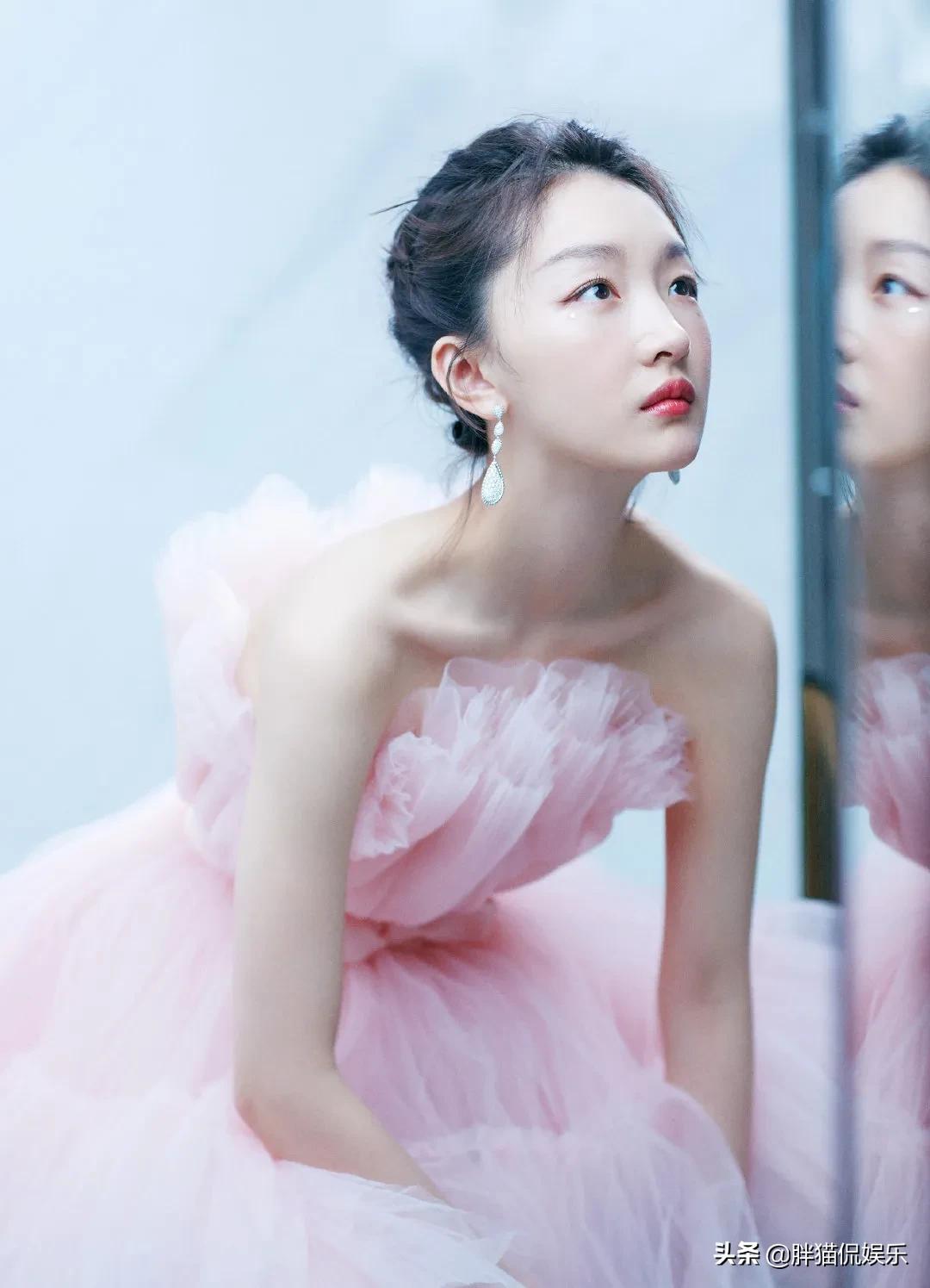 周冬雨一身粉色长裙化身美丽小天鹅，虽然不惊艳却很耐看
