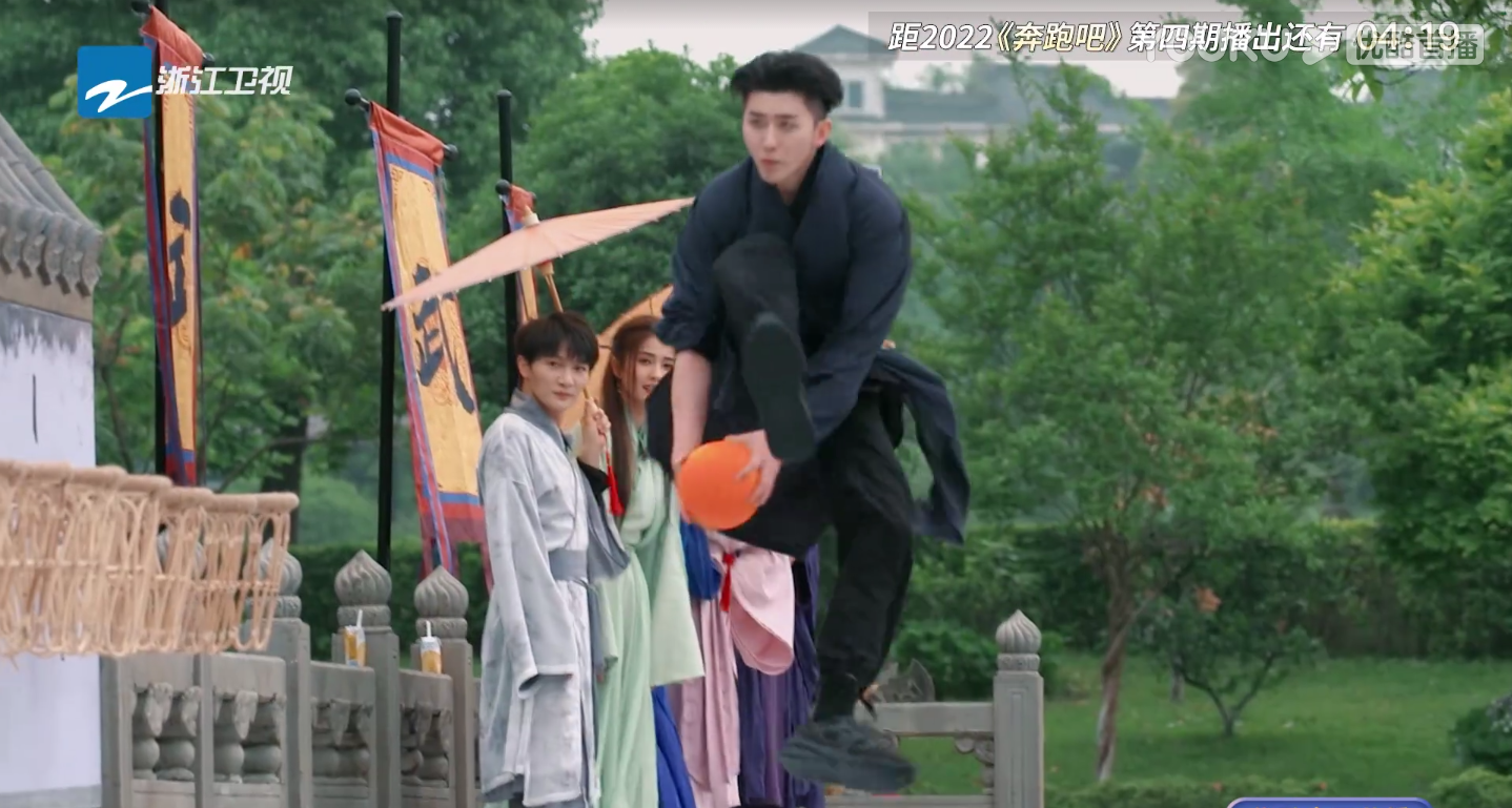 综艺榜热度第一！《奔跑吧》白鹿神吐槽，王菊凭直觉，李晨很无奈