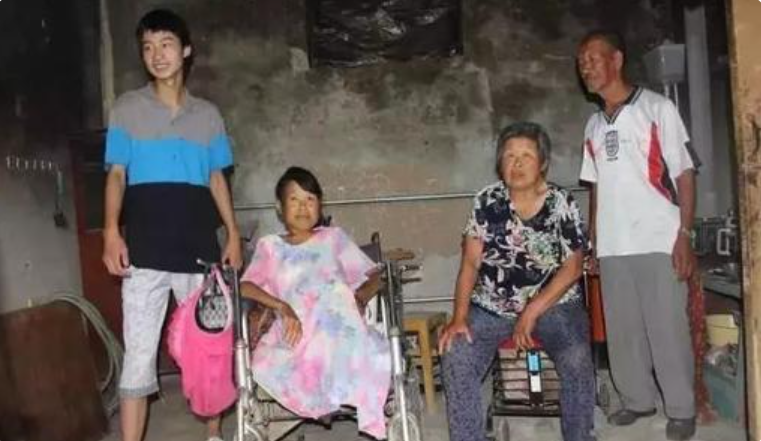 河北男孩逆袭记：9岁捡废品照顾瘫痪母亲，18岁744分考上清华大学