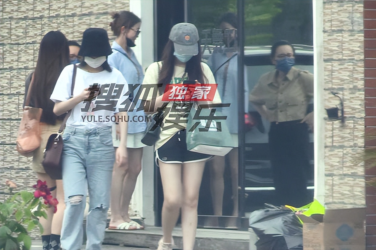 独家：赵粤王艺瑾下班素颜逛街 一起逛超市到天黑