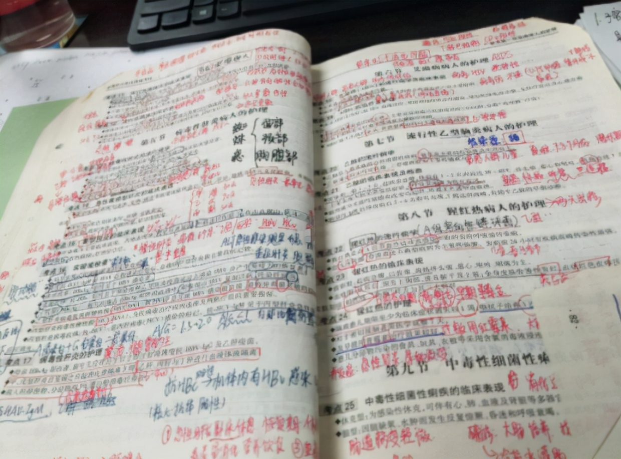 重庆一女大学生考试前夜，打电话认干爹，老师轻蔑一笑：好好复习