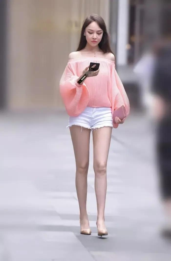 身材完美的小姐姐穿搭牛仔热裤 性感迷人 街拍美图合集