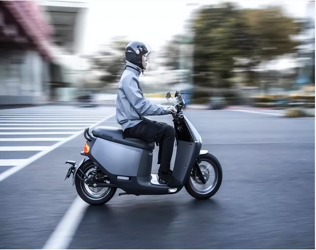 電動車“每天充”和“用盡再充”，哪個更傷車？修車師傅說出實話