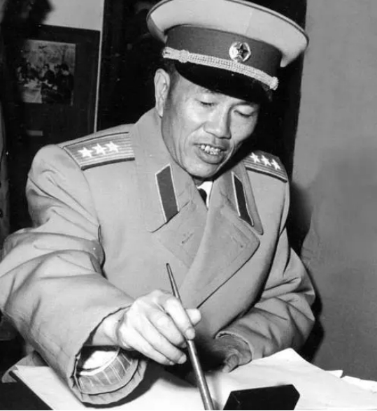 邓华给大伙递“白金龙烟”，一人只分一支，主席笑说：财不露白啊