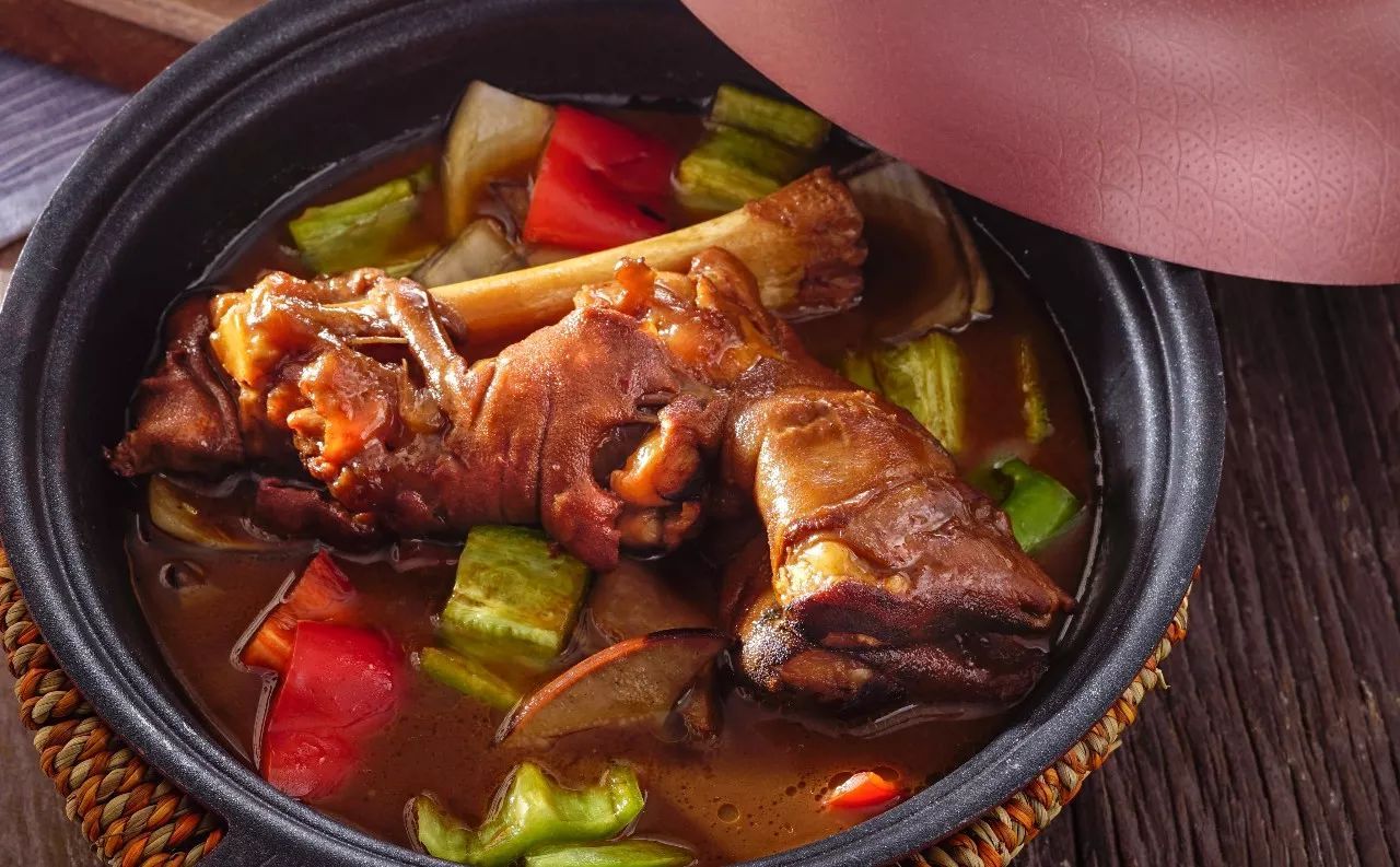 炖羊蹄的家常做法大全(教你营养好吃的炖羊蹄解馋过瘾)