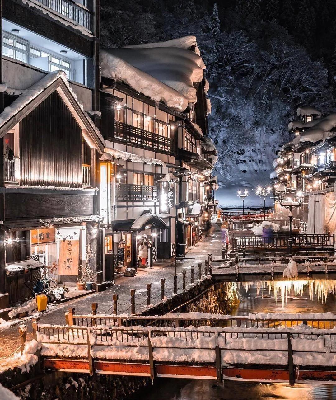 相信看过宫崎骏的动画电影《千与千寻》的都对汤婆婆那栋油屋都印象