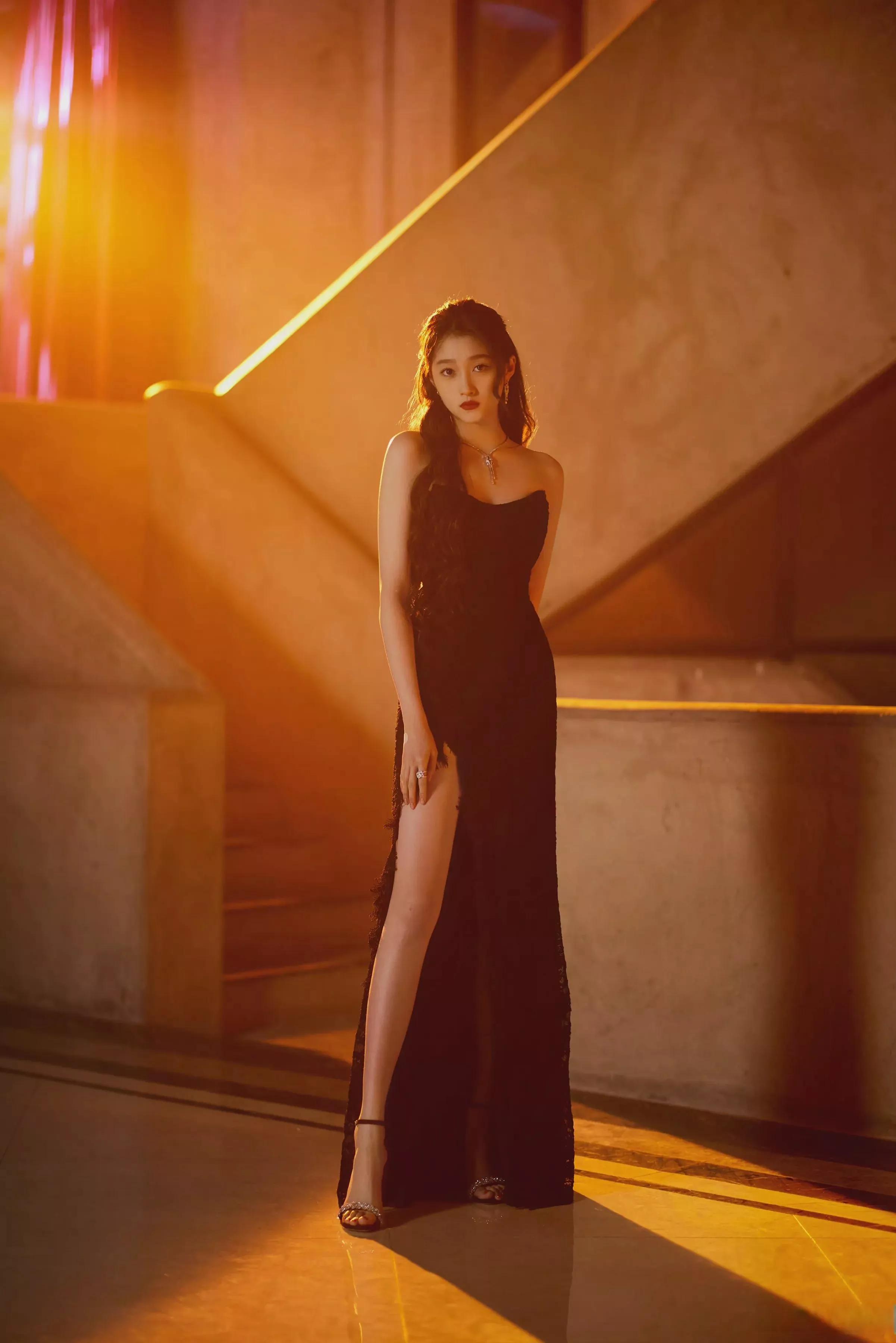 关晓彤穿着短裙露出细长的腿那一刻不愧是国民闺女