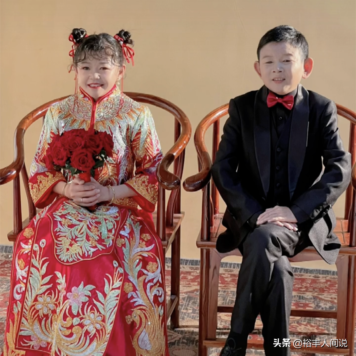 恭喜！44岁1.3米的放羊娃龙哥官宣结婚，妻子娇小可爱非常般配