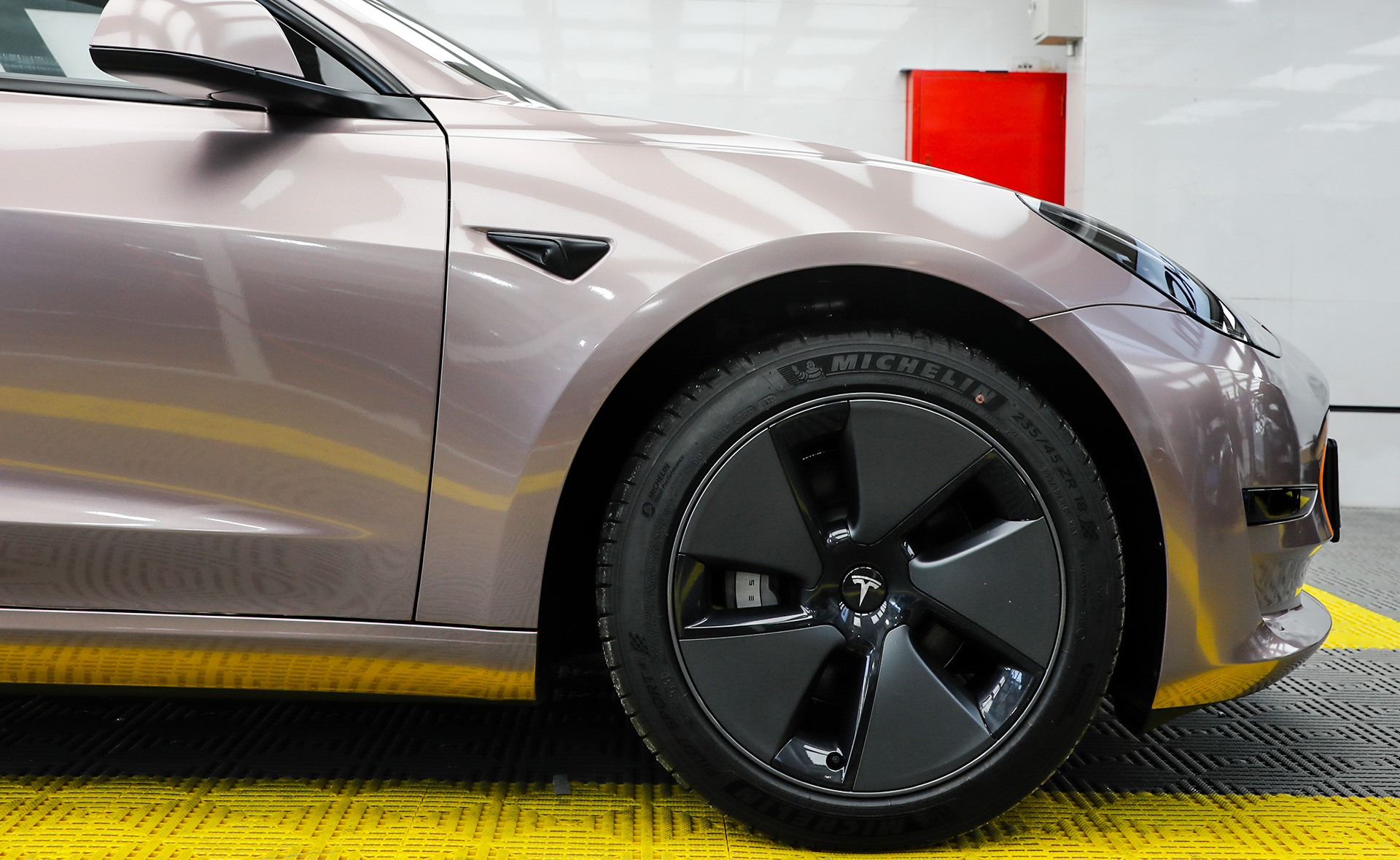 车身改色｜特斯拉Model3，总逃不过一款冰莓粉