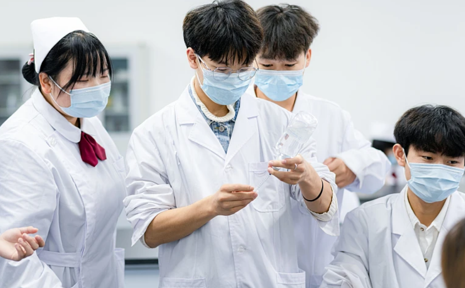 大学里很“烧钱”的4类专业，家里没矿最好别报，未来就业很困难