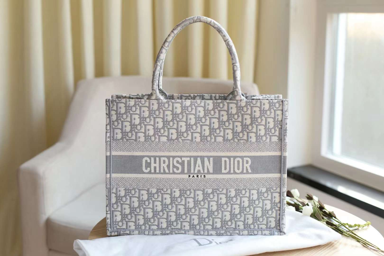 dior也是法国品牌,创立于1946年,创始人christian dior擅长做衣服