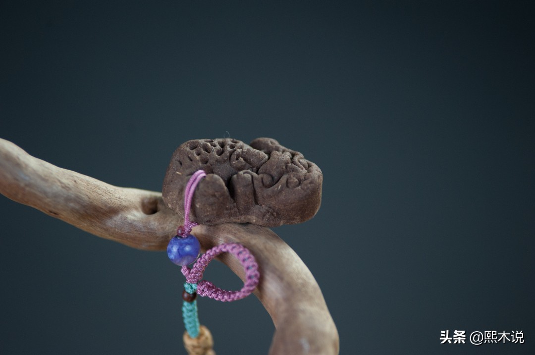 另经书记载供养佛陀时需:"以牛头栴檀,紫檀,多摩罗香,甘松,芎藭,白檀