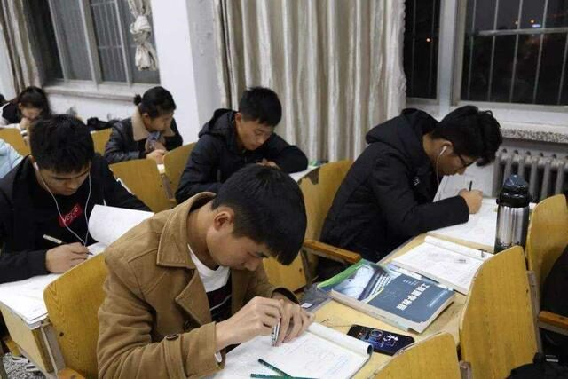 计算机科学与技术，考研考哪些科目？数学很重要，专业课范围很广