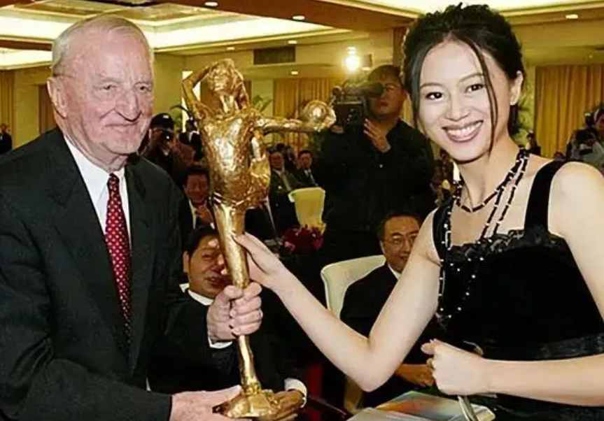 “体操女神”戴菲菲，19岁突然退役后：北大任教之余，进军娱乐圈