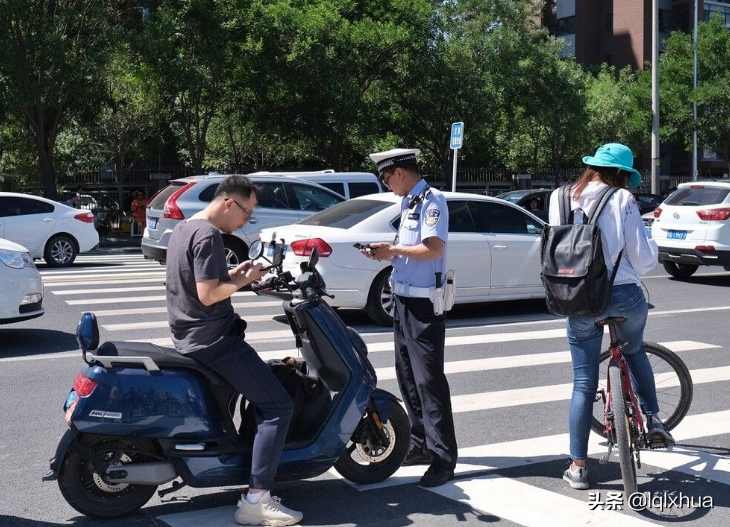 这两种电动车属机动车，需持驾照才能上路，交警：无证驾驶会扣车