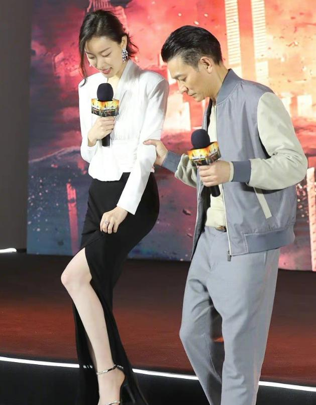 男星走红毯有风险！帮女星提裙显情商，吴京直男、沈腾杜江太尴尬