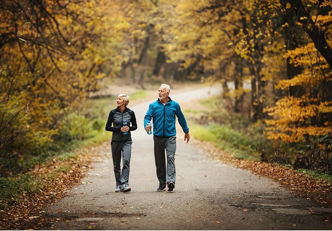 多散步对血管好？医生建议：50岁之后，坚持做这2件事或比运动好