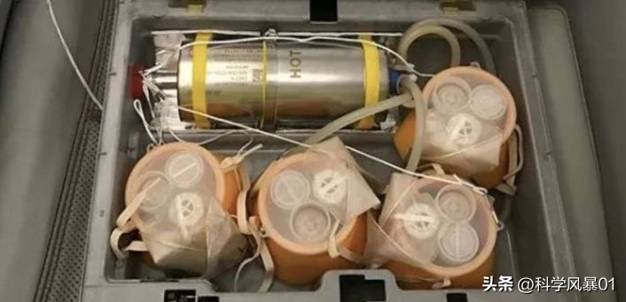 客机上的氧气面罩(原来客机的氧气面罩并没有连接氧气瓶)