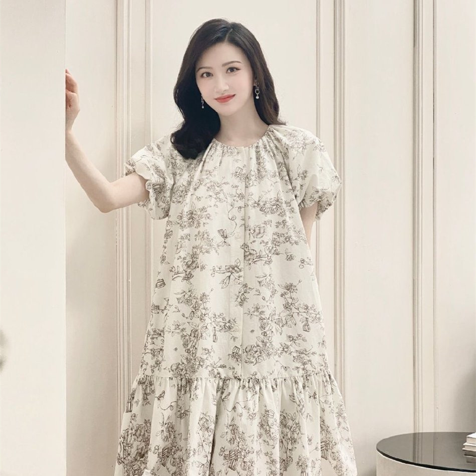 景甜夏日碎花裙随拍 化淡妆头发微卷笑容甜美可人 ​​​