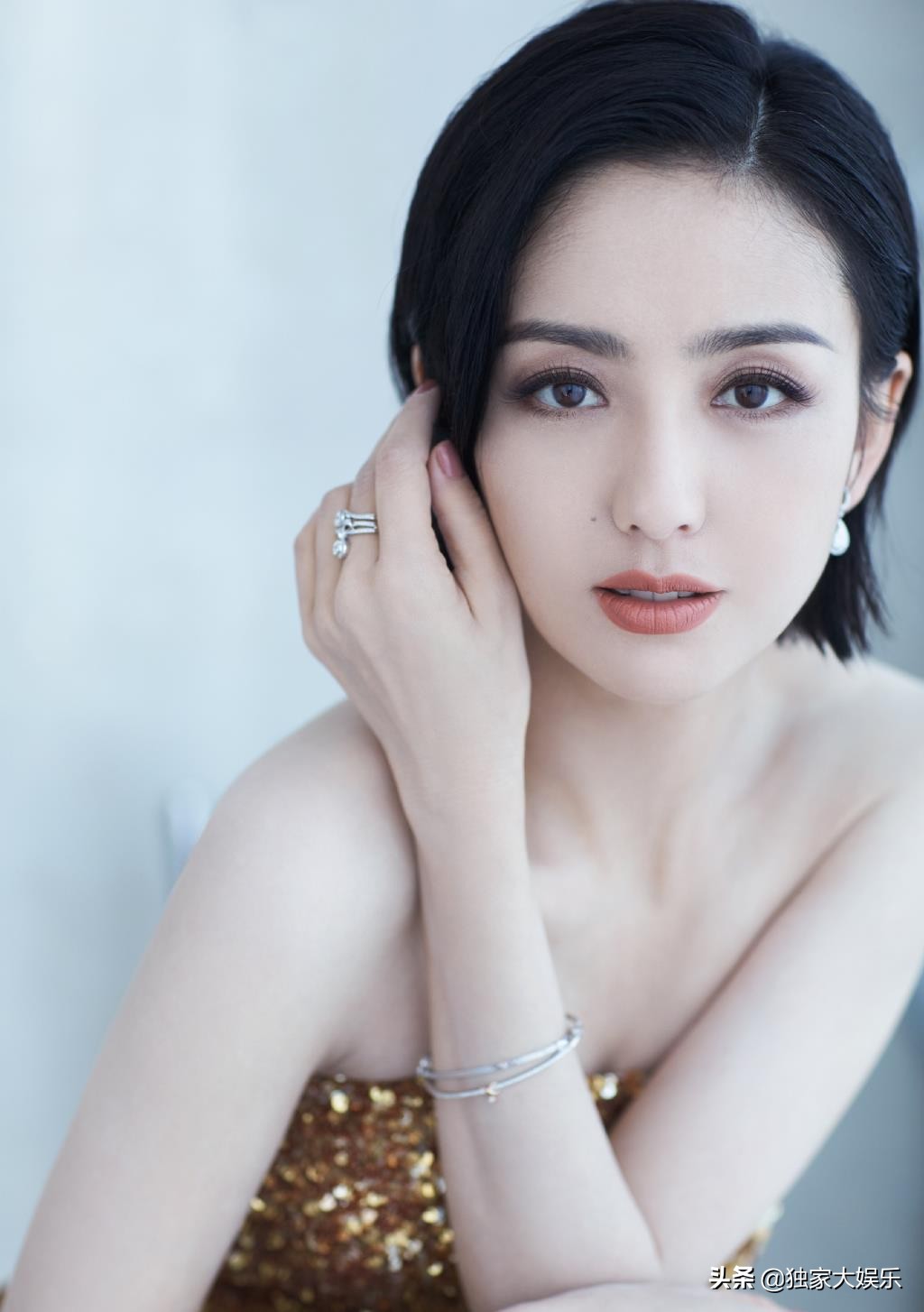 颜值和身材一流的佟丽娅,在娱乐圈的口碑还算不错,是很多男粉丝心目中