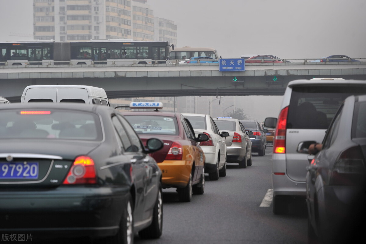 “涨价”型教授：油价涨3倍不堵车，地铁票、火车票涨10倍不拥挤