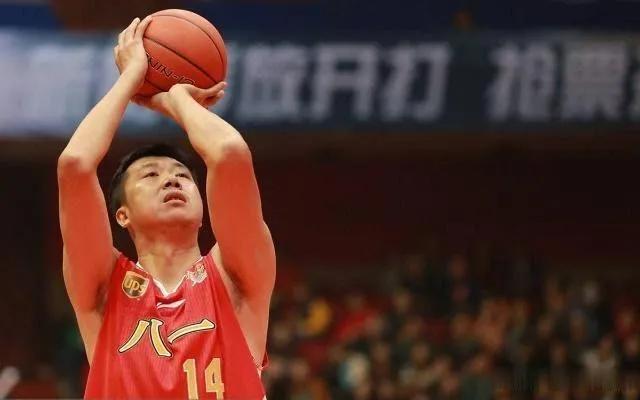 中国球员为什么没有nba选秀(中国球员进入NBA的敲门砖，二轮秀王治郅场均25分，状元姚明呢？)