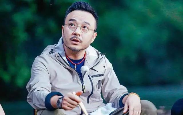 汪涵亮相餐馆，杨乐乐相依相偎，祝愿这对夫妻恩爱甜美