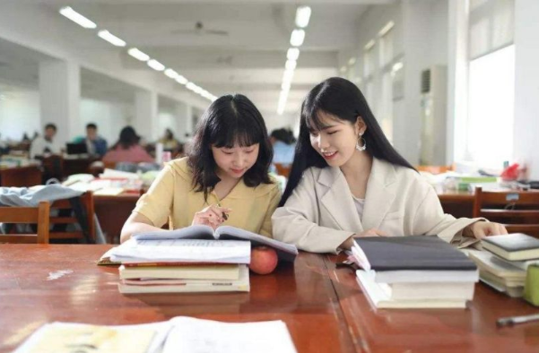 大一和大四对比照走红，男生比女生更亮眼，网友直言不敢相信